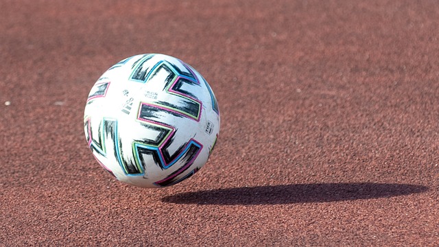 赛里木湖上演冰上龙舟竞赛.